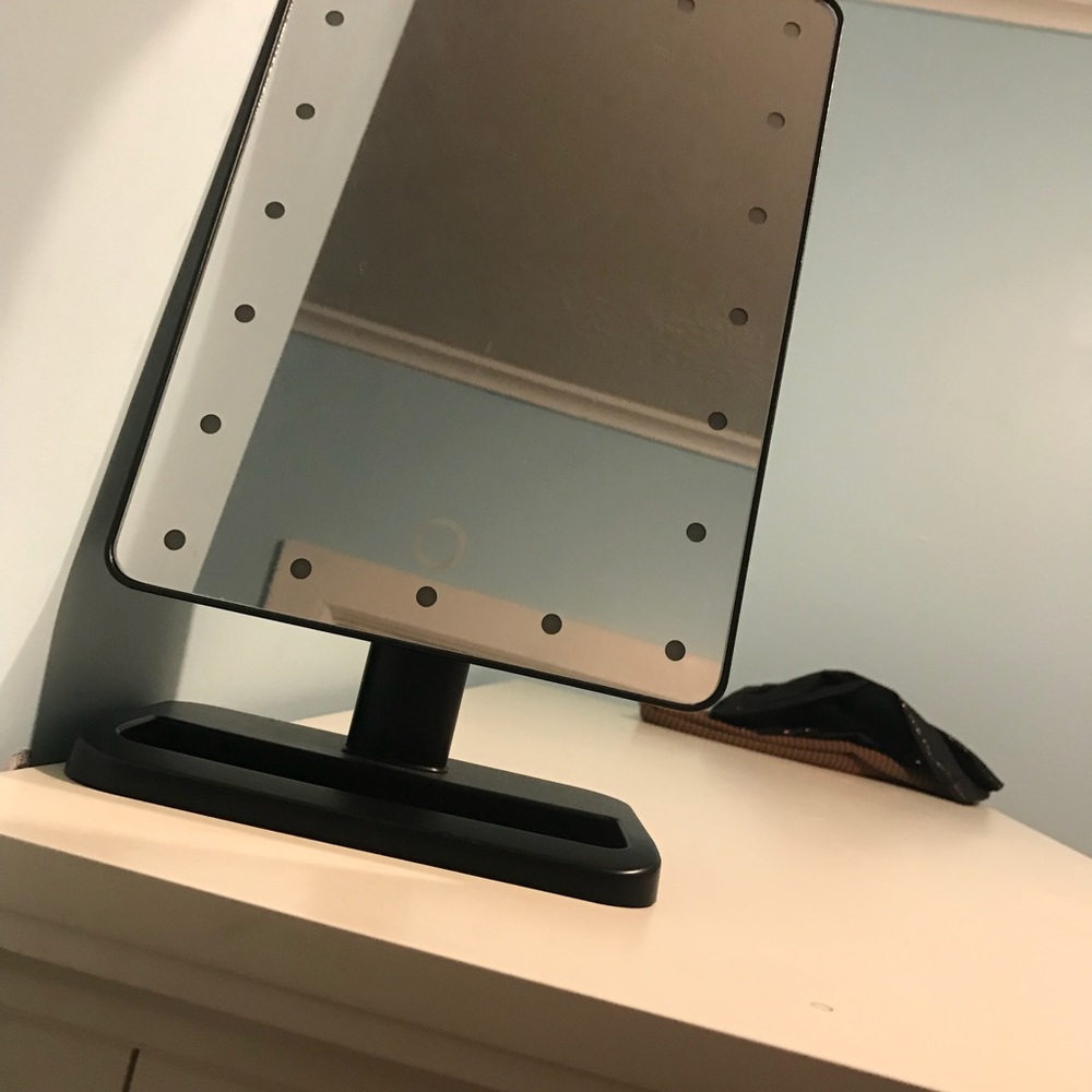 Light up standing mirror